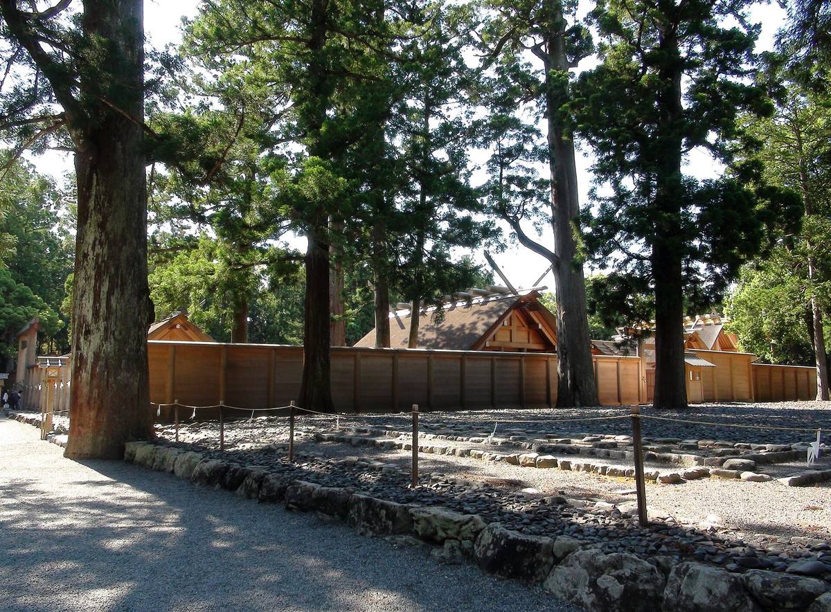 Trepalisade og halmtak ved Ise Jingu, omgitt av høye sedertrær og grusganger