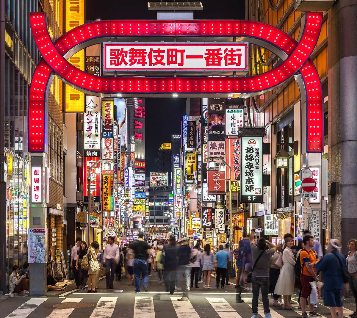 Den røde neonporten til Kabukicho i Shinjuku, med tett skiltvegg av restauranter og barer bak